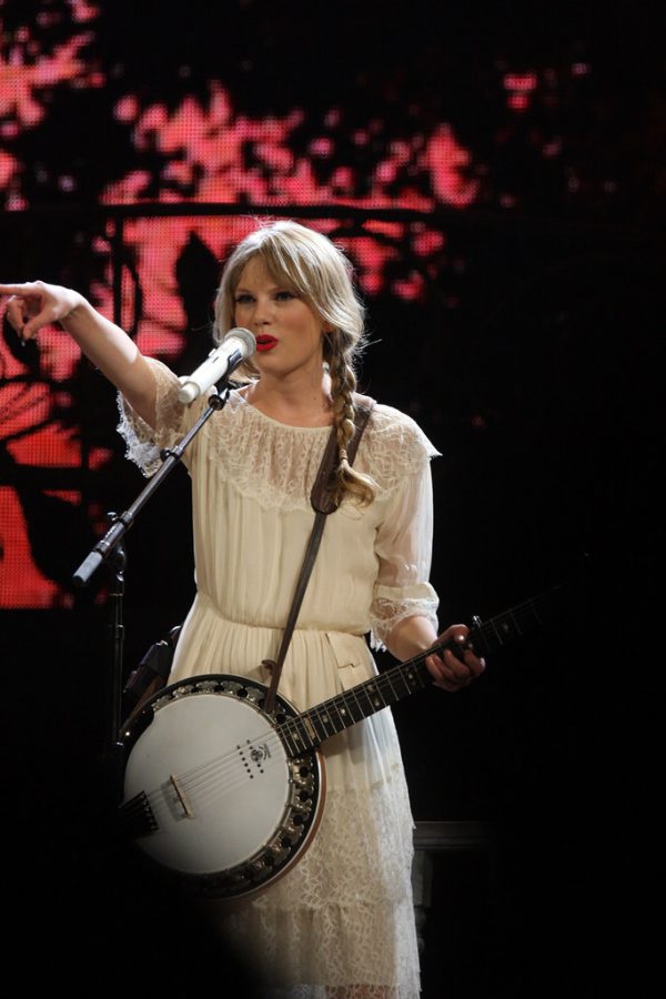 "Taylor Swift Speak Now Tour" by Eva Rinaldi Celebrity Photographer is licensed under CC BY-SA 2.0